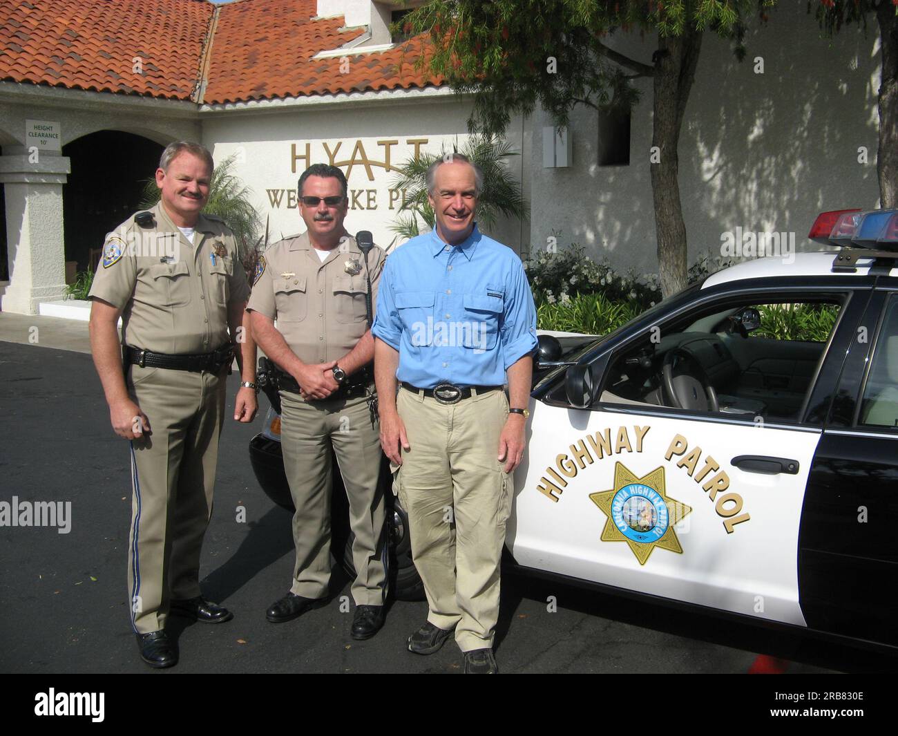 Le secrétaire Dirk Kempthorne avec les officiers de la California Highway Patrol Dave Wigton et Brian Demattia, 4/29/2007 Banque D'Images