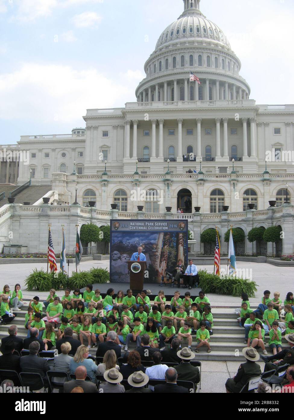 Secrétaire Dirk Kempthorne s'exprimant lors de la conférence de presse, sur les pas des États-Unis Capitol, annonçant la liste définitive des projets du défi du centenaire des parcs nationaux qui seront financés en 2008. Le défi du centenaire est l'élément de contrepartie des fonds public-privé de l'Initiative du centenaire du président des parcs nationaux, conçue pour préparer le réseau des parcs nationaux à un autre siècle de conservation et de préservation à temps pour le 100e anniversaire du Service des parcs nationaux en 2016. Banque D'Images