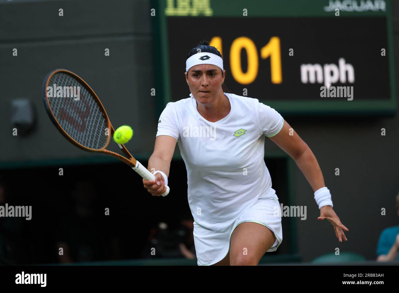 Londres, Royaume-Uni. 07 juillet 2023. 07 juillet, 2023 - Wimbledon. Le Tunisien ONS Jabeur en action contre le Chinois Zhuoxuan Bai lors de leur match de deuxième tour à Wimbledon. Crédit : Adam Stoltman/Alamy Live News Banque D'Images