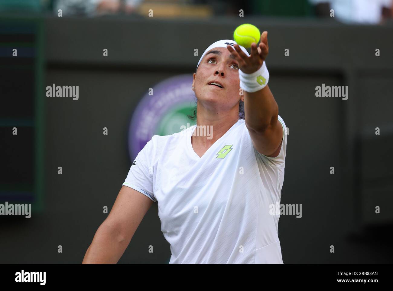 Londres, Royaume-Uni. 07 juillet 2023. 07 juillet, 2023 - Wimbledon. Le Tunisien ONS Jabeur en action contre le Chinois Zhuoxuan Bai lors de leur match de deuxième tour à Wimbledon. Crédit : Adam Stoltman/Alamy Live News Banque D'Images