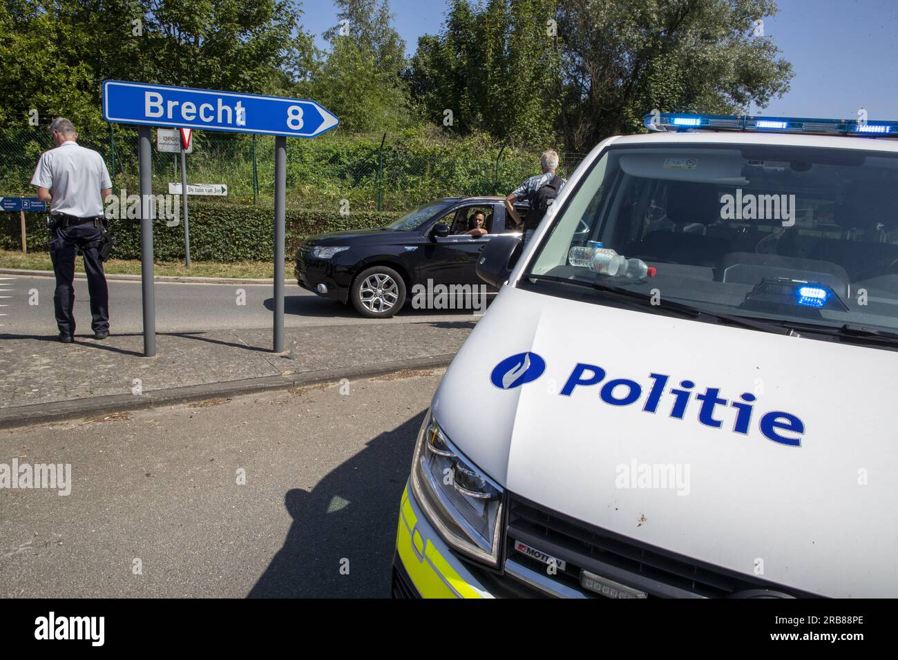 Wuustwezel, Belgique. 08 juillet 2023. La police photographiée près du site d'une rave party illégale au domaine militaire Groot Schietveld, à la frontière entre Brecht et Wuustwezel, province d'Anvers, dimanche 09 juillet 2023. Quelque 200 personnes étaient présentes à la fête. Le gouverneur d'Anvers Berx a activé le plan d'urgence provincial. La police a bloqué l'accès au site. BELGA PHOTO NICOLAS MAETERLINCK crédit : Belga News Agency/Alamy Live News Banque D'Images