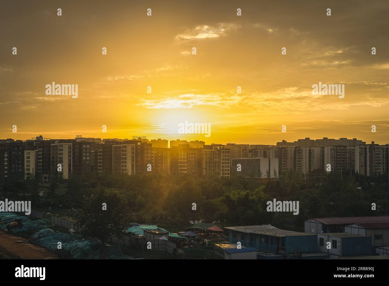 Le coucher de soleil sur Chengdu Business City. Banque D'Images