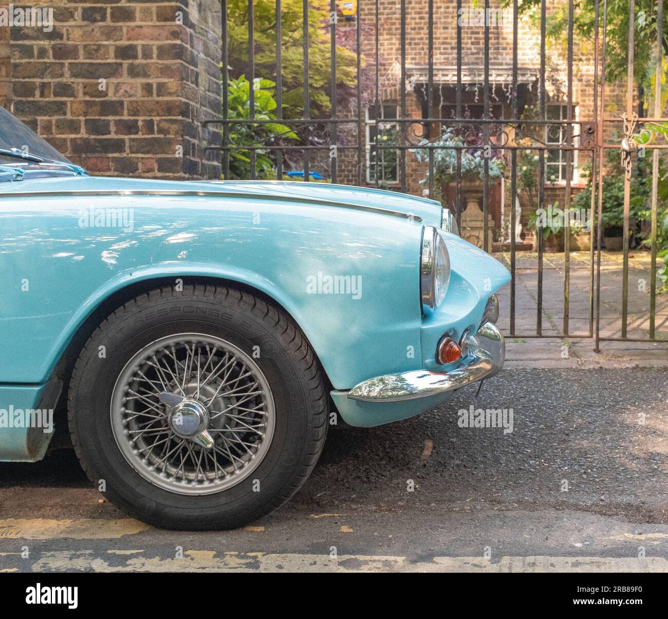 Photo de profil de roue avant de voiture de sport bleu bébé classique Banque D'Images
