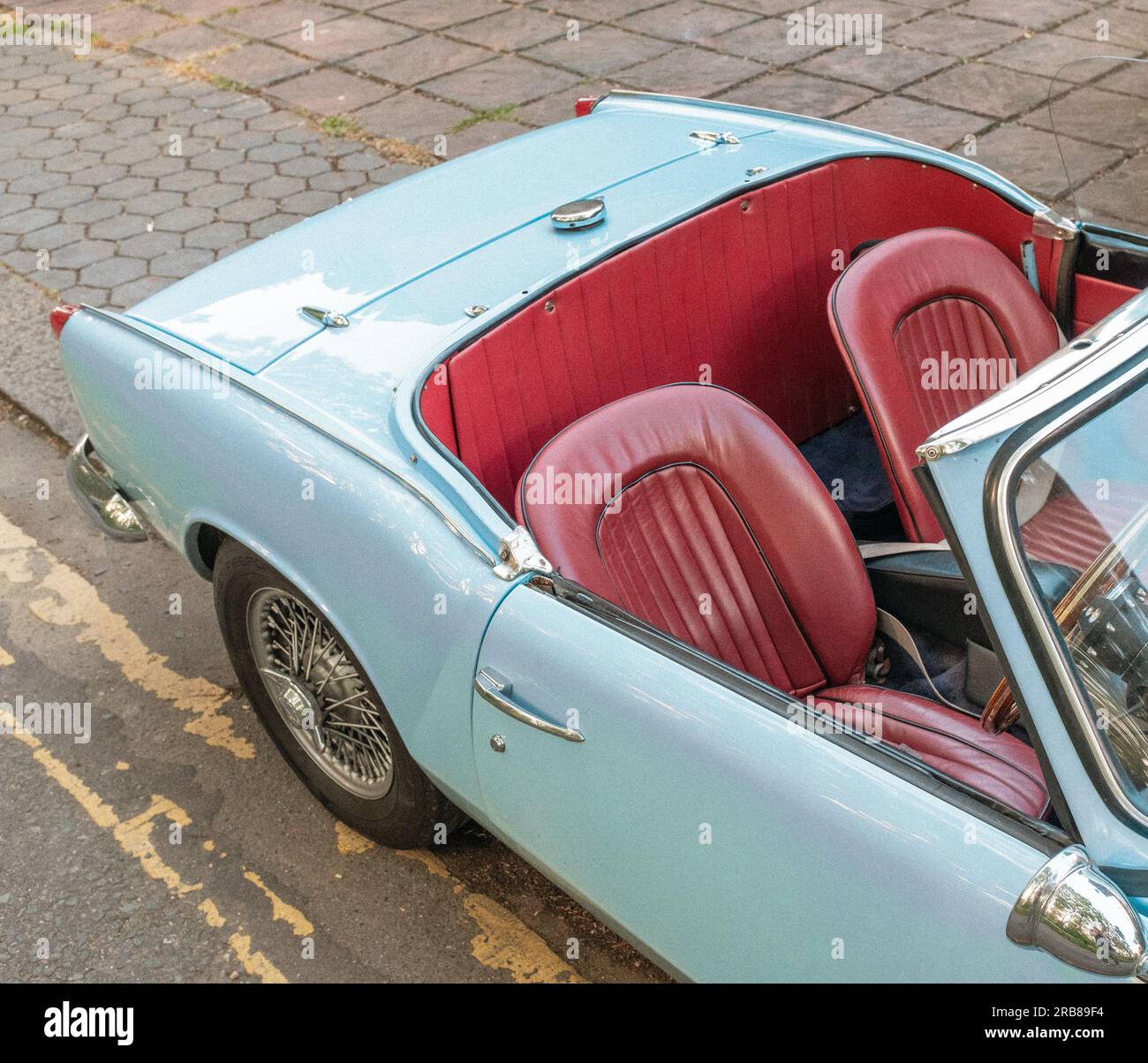 Baby Blue voiture décapotable classique avec sièges en cuir rouge Banque D'Images