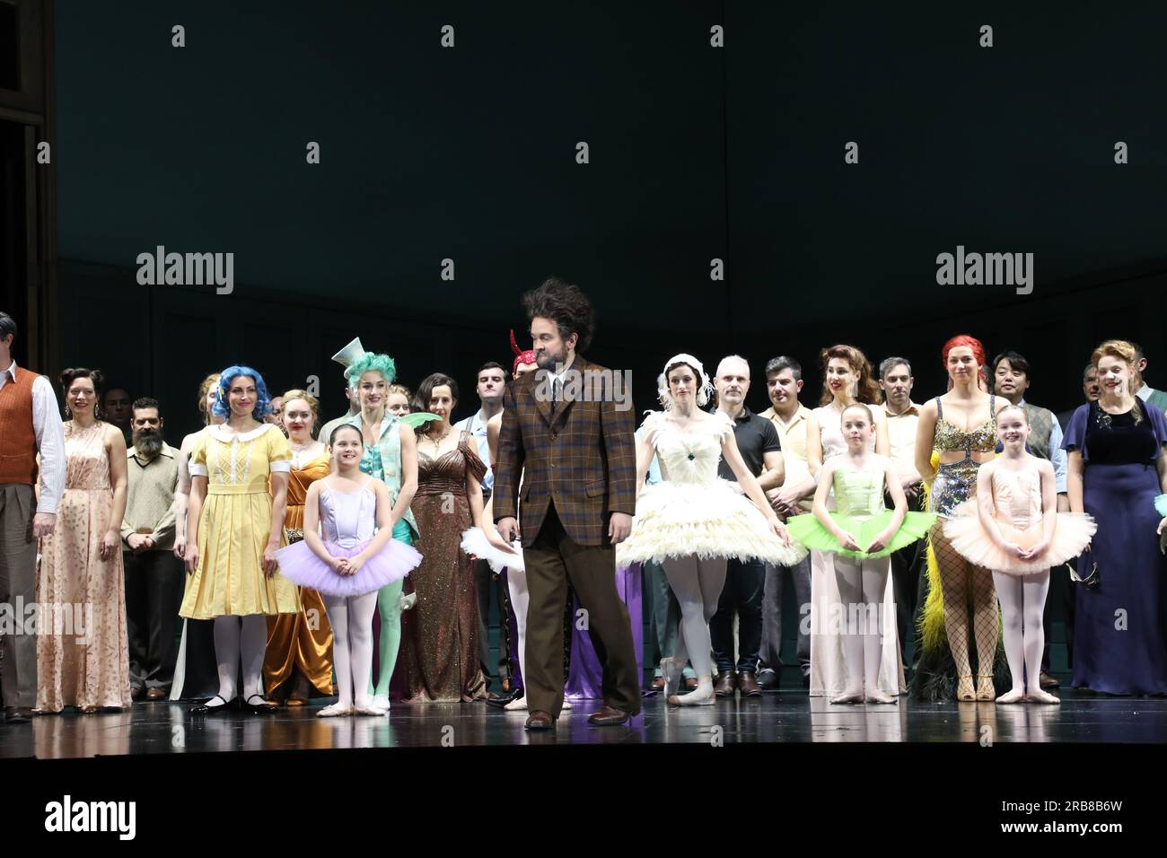 Sydney, Australie. 8 juillet 2023. La dernière répétition générale de la première mondiale du célèbre réalisateur italien Damiano Michieletto, The Tales of Hoffmann, au Joan Sutherland Theatre, à l’Opéra de Sydney, avant son ouverture le 11 juillet 2023. Sur la photo : appel de rideau - Iain Henderson dans le rôle de Spalanzani. Crédit : Richard Milnes/Alamy Live News Banque D'Images