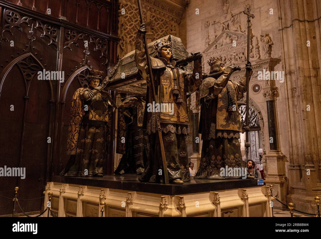 Le tombeau de Christophe Colomb à la cathédrale de Séville, porté par quatre figures allégoriques présentant les quatre royaumes d'Espagne : Castille, Aragon, N. Banque D'Images