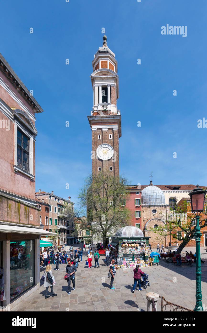 Campanile, ou clocher, de l'église des Saints Apôtres du Christ, Venise, Italie, vu de l'autre côté du Campo Santi Apostoli. L'église originale date Banque D'Images