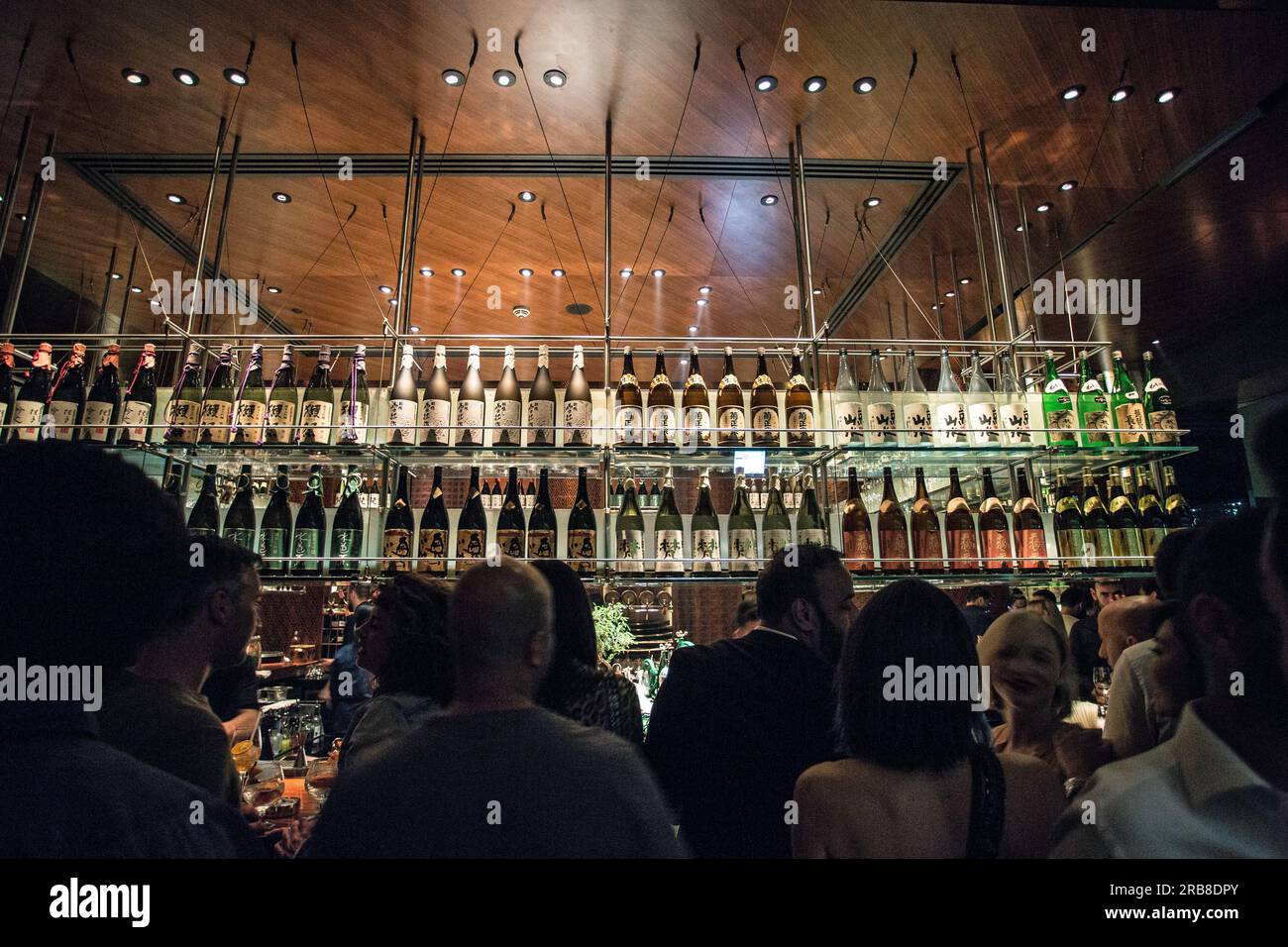 Intérieur du bar Zuma et restaurant japonais au DIFC à Dubaï Émirats arabes unis Banque D'Images