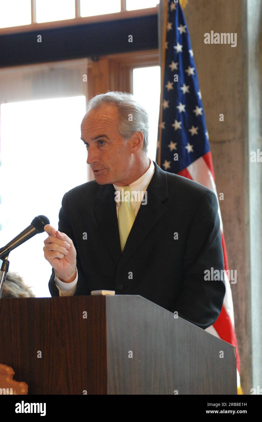 Visite du secrétaire Dirk Kempthorne au parc national du Mont Rainier à Washington, où il a prononcé le discours liminaire lors de la cérémonie d’inauguration du nouveau Henry M. Jackson Memorial Visitor Center dans la zone Paradise du parc. Le secrétaire Kempthorne a été rejoint à l'événement par des dignitaires tels que : Norman Dicks, membre du Congrès de Washington, président du sous-comité de la Chambre des communes sur les parcs nationaux ; Jonathan Jarvis, directeur régional du Service des parcs nationaux du Pacifique Ouest ; Dave Uberuaga, surintendant du Mont Rainier ; Kameran Onley, secrétaire adjoint à l'intérieur pour l'eau et les sciences ; Nisqu Banque D'Images