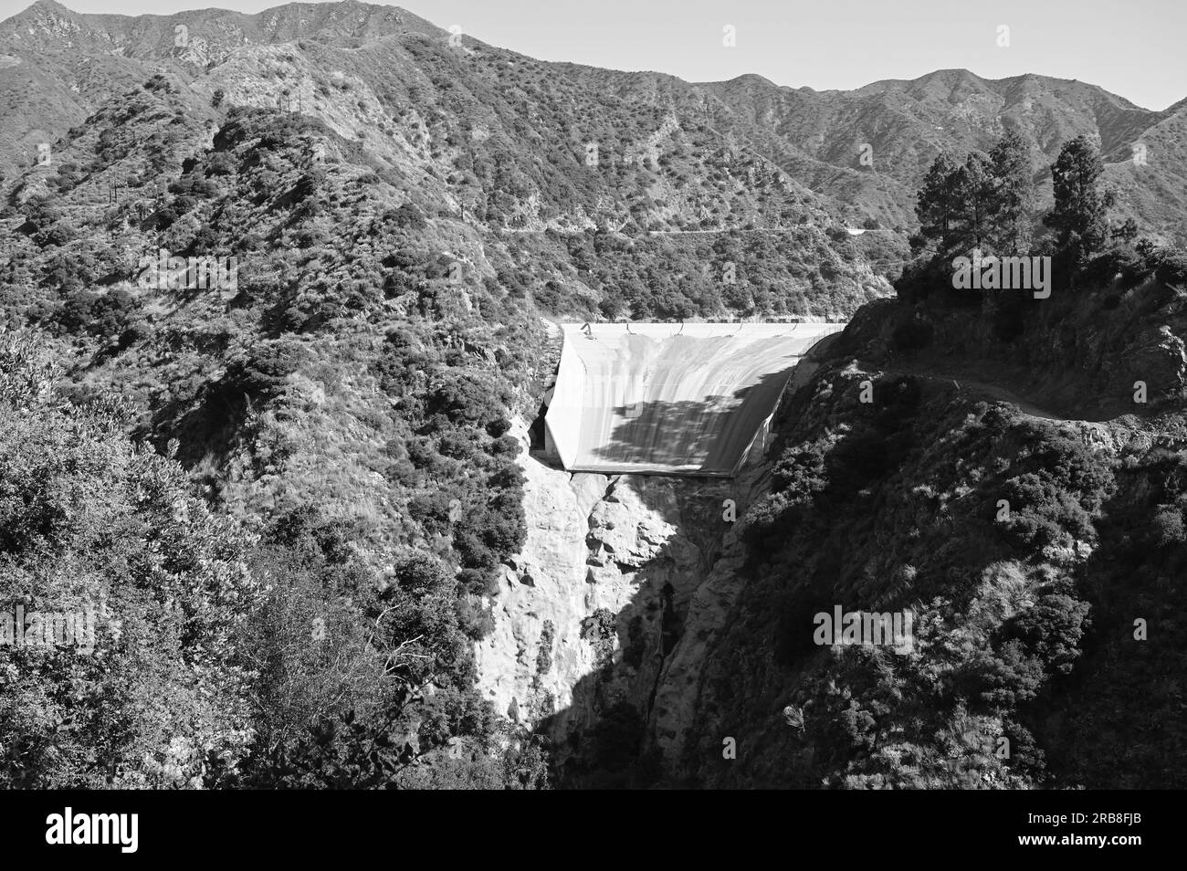 Le barrage de San Gabriel est un barrage en remblai sur la rivière San Gabriel dans le comté de Los Angeles, en Californie, dans la forêt nationale d'Angeles. Banque D'Images
