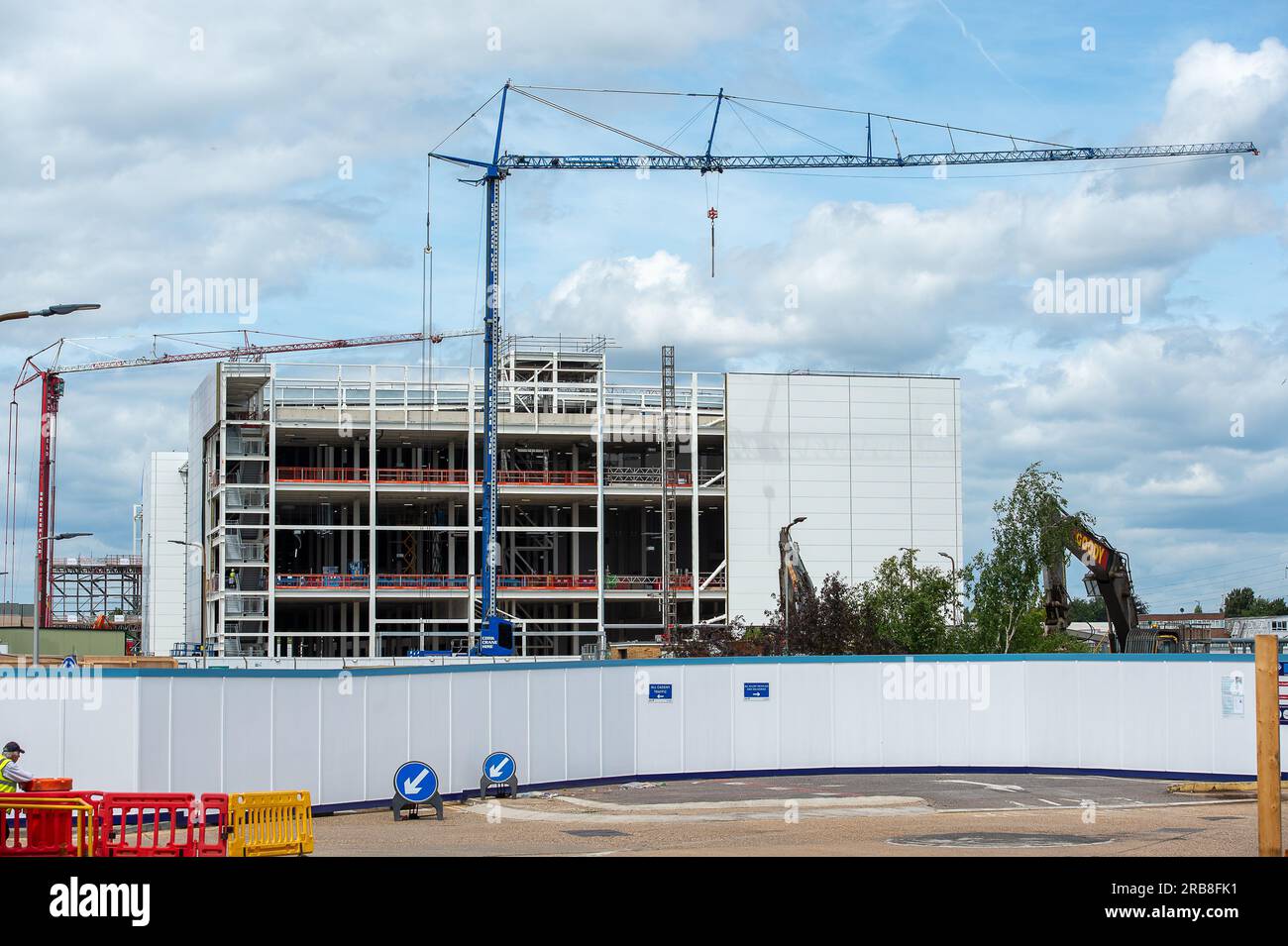 Slough, Berkshire, Royaume-Uni. 6 juillet 2023. Les travaux se poursuivent pour la construction d’un immense nouveau centre de données pour le groupe Yondr à Wexham Road, Slough, Berkshire, sur l’ancien site de l’usine de fabrication décorative ici Paints, reprise par Akzo Nobel et vendue par la suite. Crédit : Maureen McLean/Alamy Banque D'Images