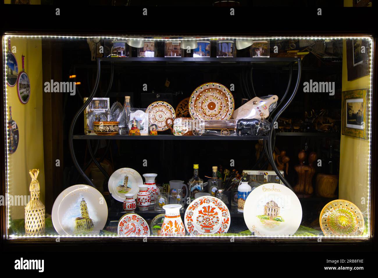 Vitrine de boutique de souvenirs avec des produits artisanaux traditionnels roumains à Oradea, comté de Bihor, Roumanie Banque D'Images