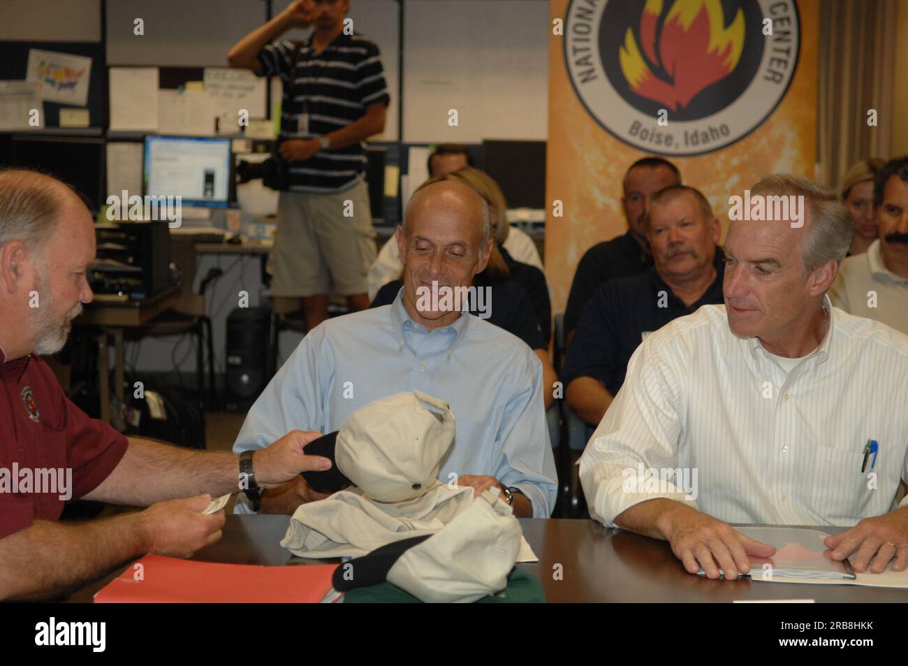 Visite du secrétaire Dirk Kempthorne au National Interagency Fire Center à Boise, Idaho, où il a rejoint le secrétaire à la sécurité intérieure Michael Chertoff, le lieutenant-gouverneur de l'Idaho Jim Risch, et d'autres responsables pour des réunions, des visites de l'installation et des environs, et une conférence de presse sur les préparatifs de la saison des incendies Banque D'Images