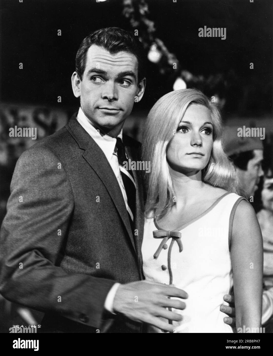 DEAN JONES et YVETTE MIMIEUX dans LES SINGES, RENTRER À LA MAISON 1967 réalisateur ANDREW V. McLAGLEN livre G.K. Wilkinson Costume design Bill Thomas producteur Walt Disney coproducteur Ron Miller Walt Disney Productions Banque D'Images