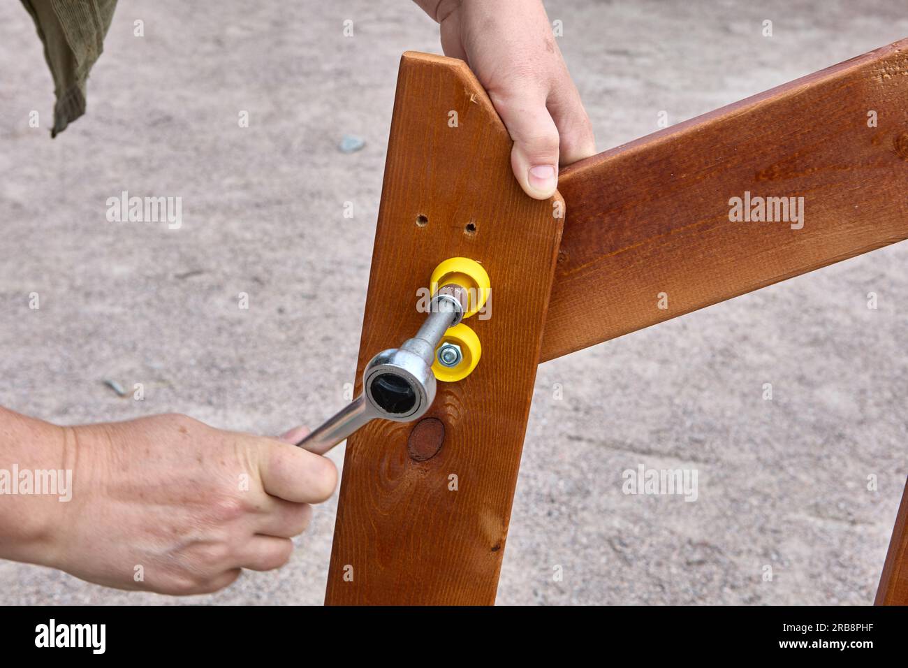 À l'aide d'une clé à douille hexagonale lors de l'assemblage des meubles  d'extérieur, la main du menuisier tient la clé hexagonale en gros plan  Photo Stock - Alamy