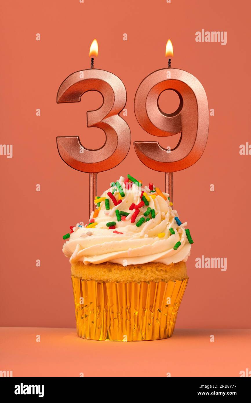 Gâteau d'anniversaire avec bougie numéro 39 - fond fusion corail Banque D'Images