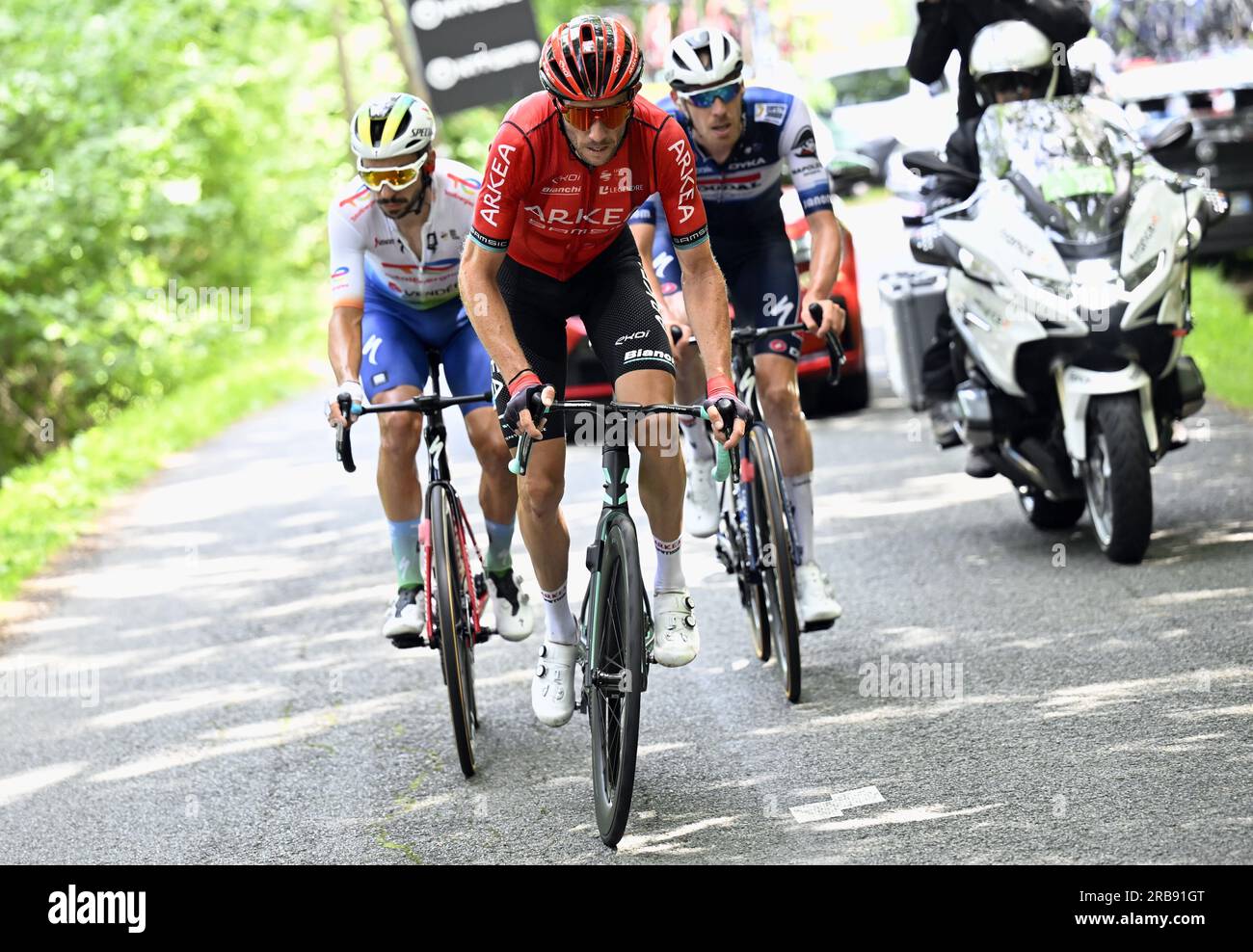 Limoges, France. 08 juillet 2023. Le français Anthony Turgis de Total Energies, le français Bryan Coquard de Cofidis et le belge Tim Declercq de Soudal Quick-Step photographiés en action lors de la 8e étape du Tour de France, une course de 200,7 km de Libourne à Limoges, le samedi 08 juillet 2023. Le Tour de France de cette année aura lieu du 01 au 23 juillet 2023. BELGA PHOTO DIRK WAEM crédit : Belga News Agency/Alamy Live News Banque D'Images