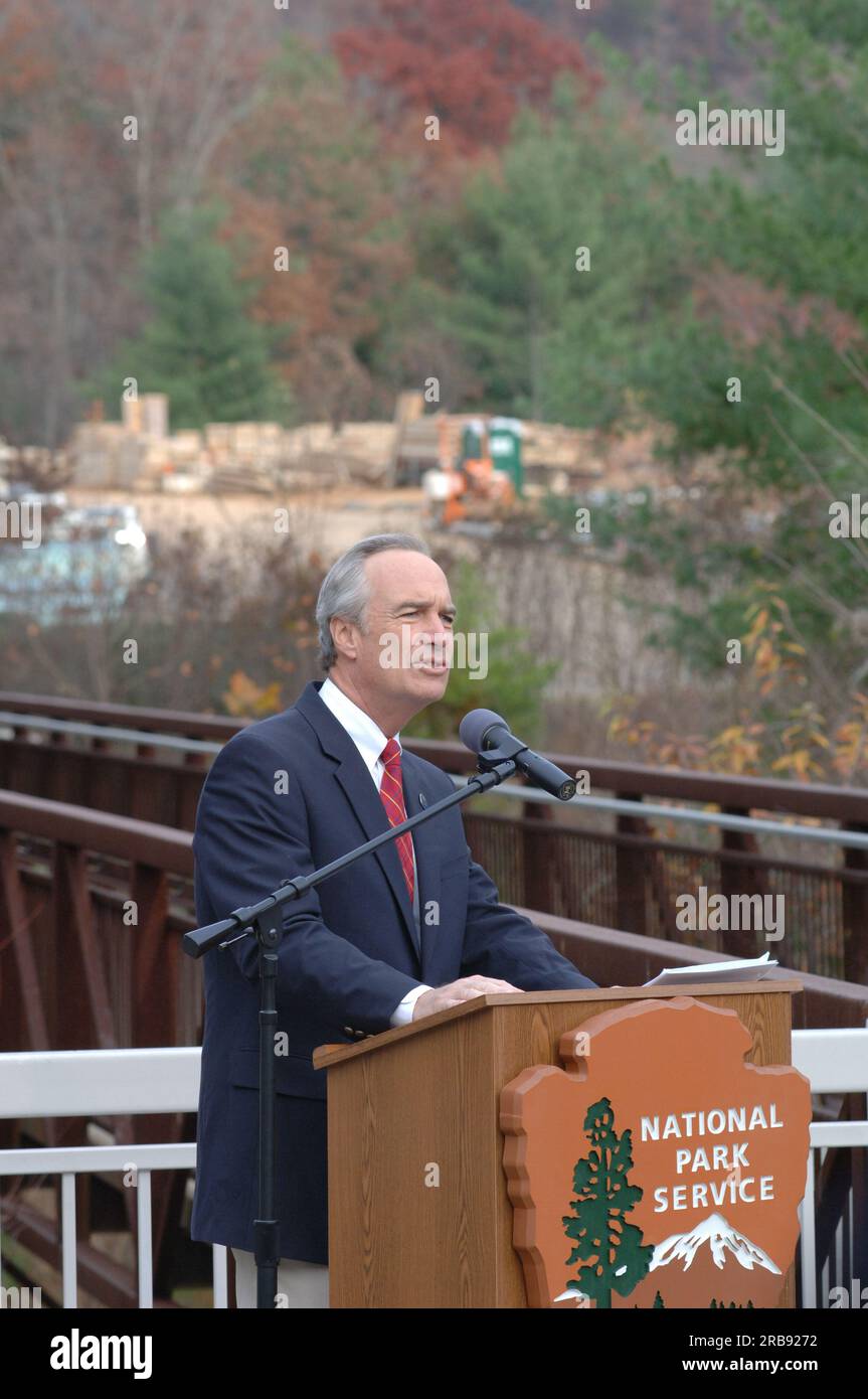 Visite du secrétaire Dirk Kempthorne à Asheville, en Caroline du Nord, pour un événement sur le site de construction du Blue Ridge Parkway destination Center avec Charles Taylor, membre du Congrès de la Caroline du Nord, et Phil Francis, surintendant de Blue Ridge Parkway Banque D'Images
