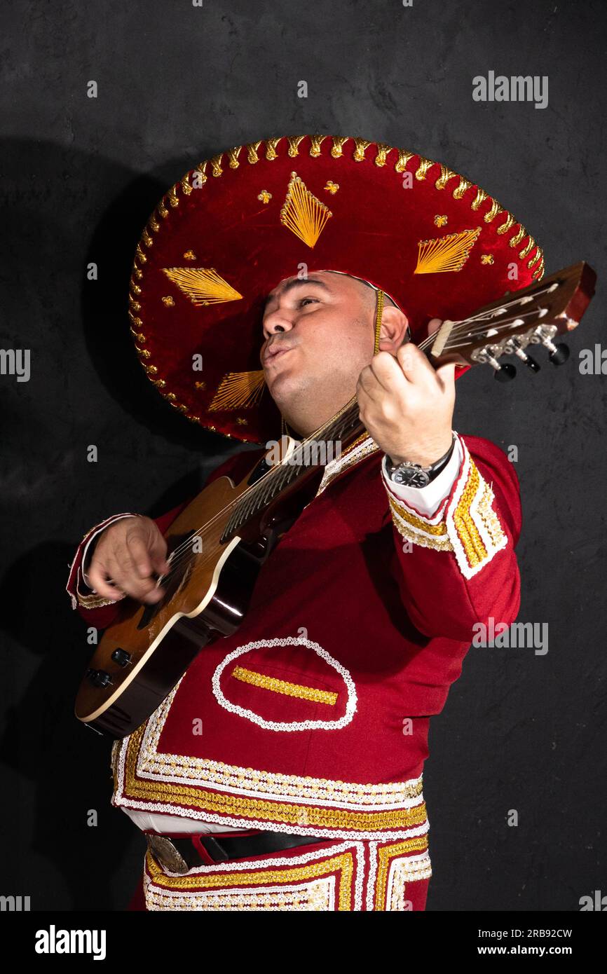 Le musicien mexicain mariachi joue de la guitare dans une rue urbaine. Banque D'Images