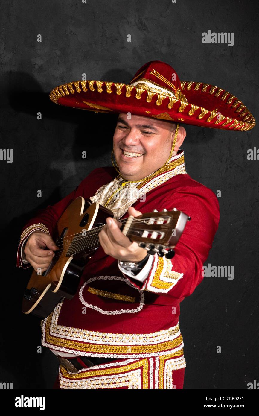 Le musicien mexicain mariachi joue de la guitare dans une rue urbaine. Banque D'Images