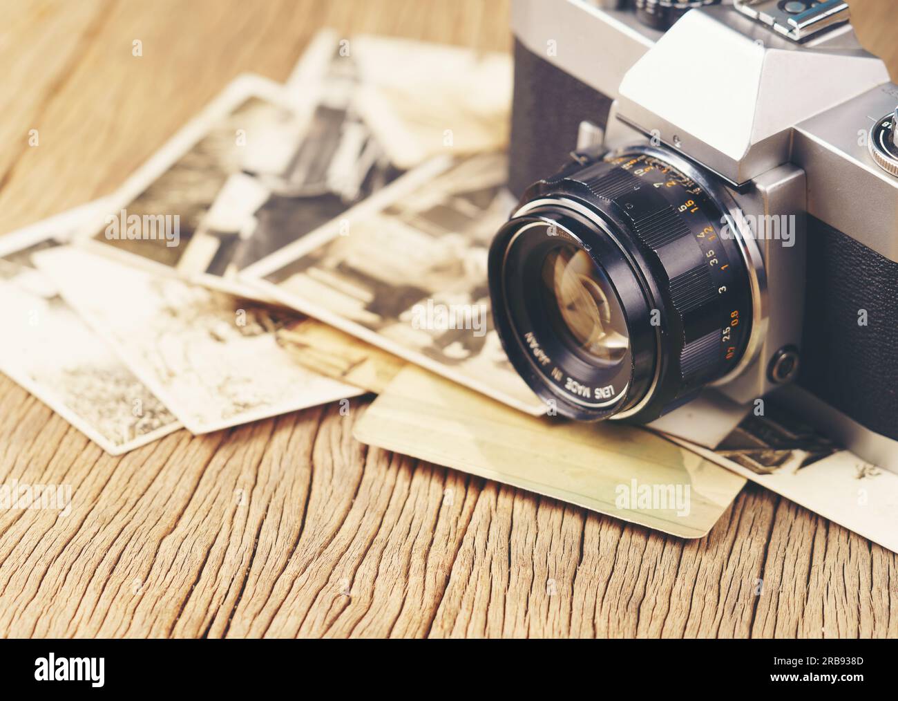 appareil photo vintage sur le fond de vieilles photos Banque D'Images