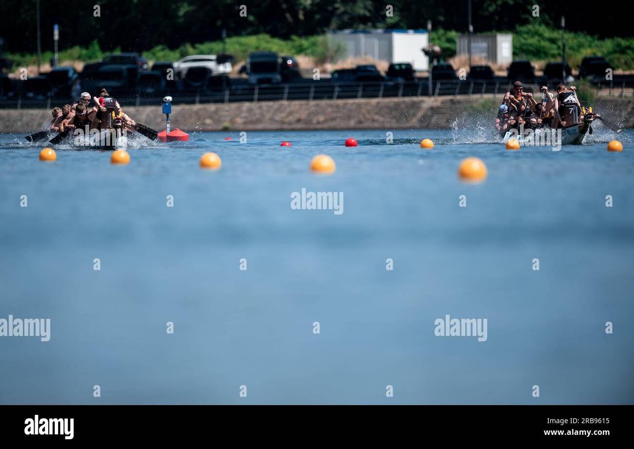 Duisburg, Allemagne. 08 juillet 2023. Canoë : Championnat d'Allemagne, décision(s). Beast Boat WSV Buckau-Fermersleben (Magdeburg) contre Thunder Dragons - Hochrhein Paddler (Bad Säckingen) (l-r) dans la finale de bronze du Dragon Boat Open. Crédit : Fabian Strauch/dpa/Alamy Live News Banque D'Images