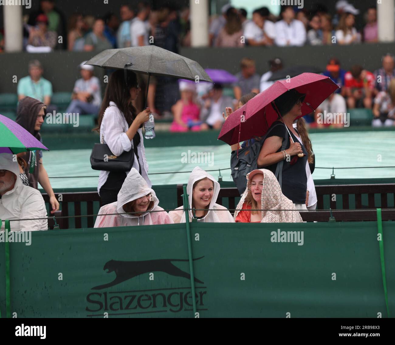 Londres, Royaume-Uni. 08 juillet 2023. Les gens s'abritent sous des parapluies alors que la pluie s'arrête de jouer le sixième jour des championnats de Wimbledon 2023 à Londres le samedi 08 juillet 2023. Photo Hugo Philpott/UPI crédit : UPI/Alamy Live News Banque D'Images