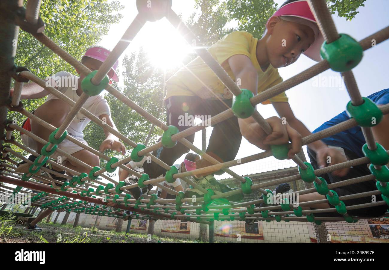 Zunhua, province chinoise du Hebei. 8 juillet 2023. Les enfants assistent à un exercice physique dans la ville de Xiaochang de Zunhua, dans la province du Hebei, au nord de la Chine, le 8 juillet 2023. Les étudiants de tout le pays profitent d'une variété d'activités pendant les vacances d'été. Crédit : Liu Mancang/Xinhua/Alamy Live News Banque D'Images