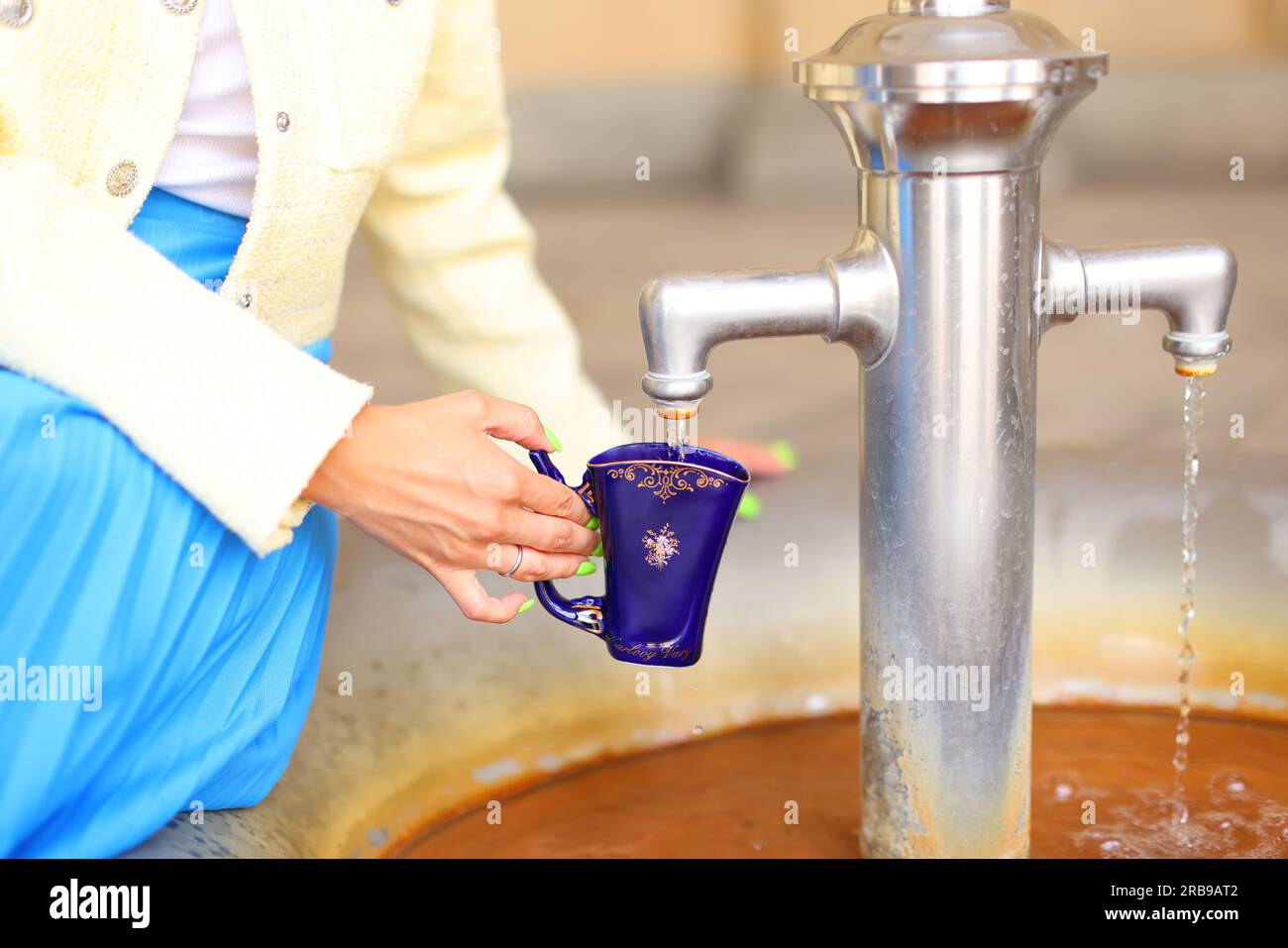 La capture d'un femme de l'eau minérale chaude à Karlovy Vary dans mug spécial Banque D'Images