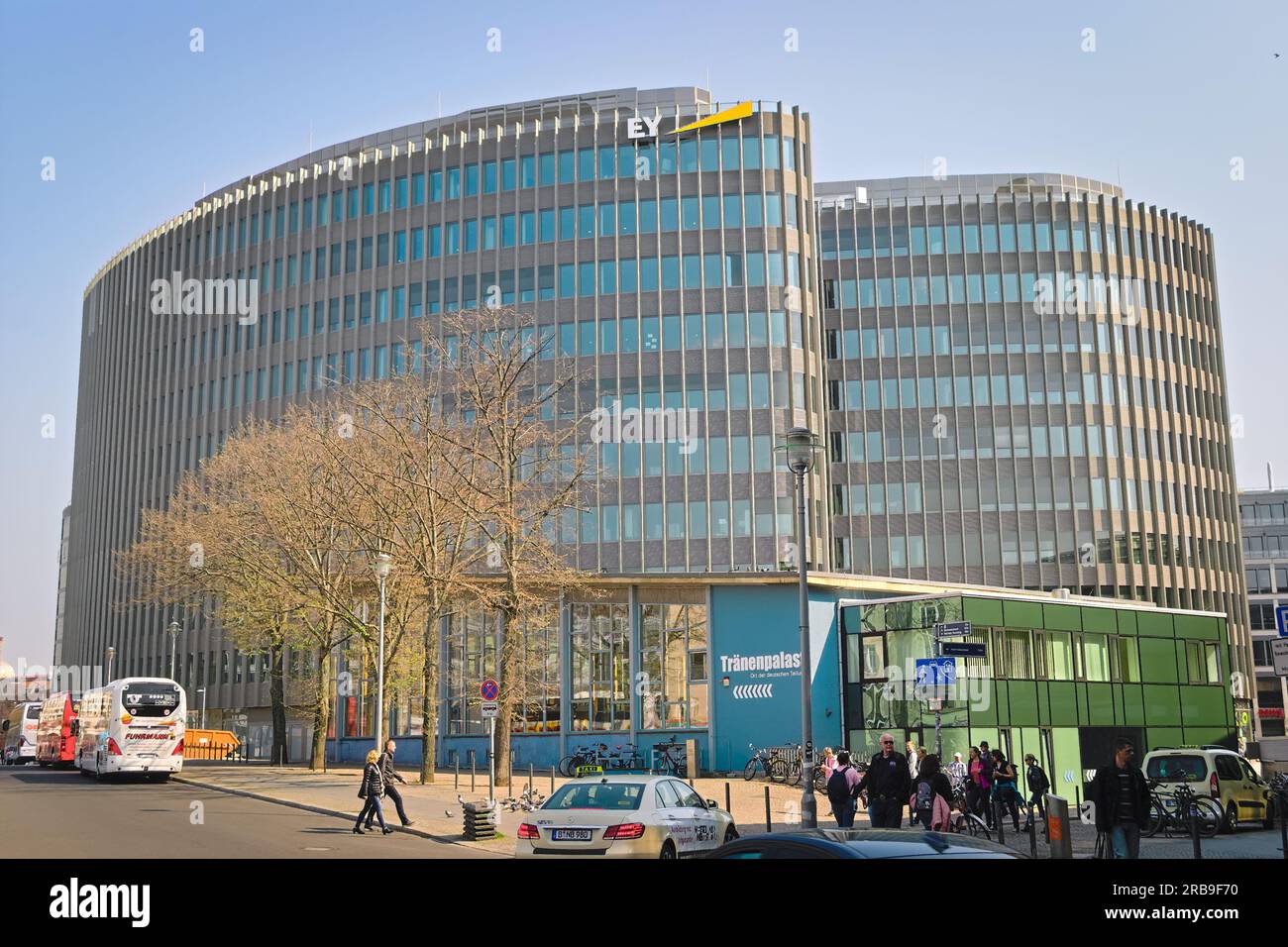 Berlin, Allemagne, 8 avril 2019 : Ernst Young GmbH immeuble moderne à Berlin, Allemagne Banque D'Images