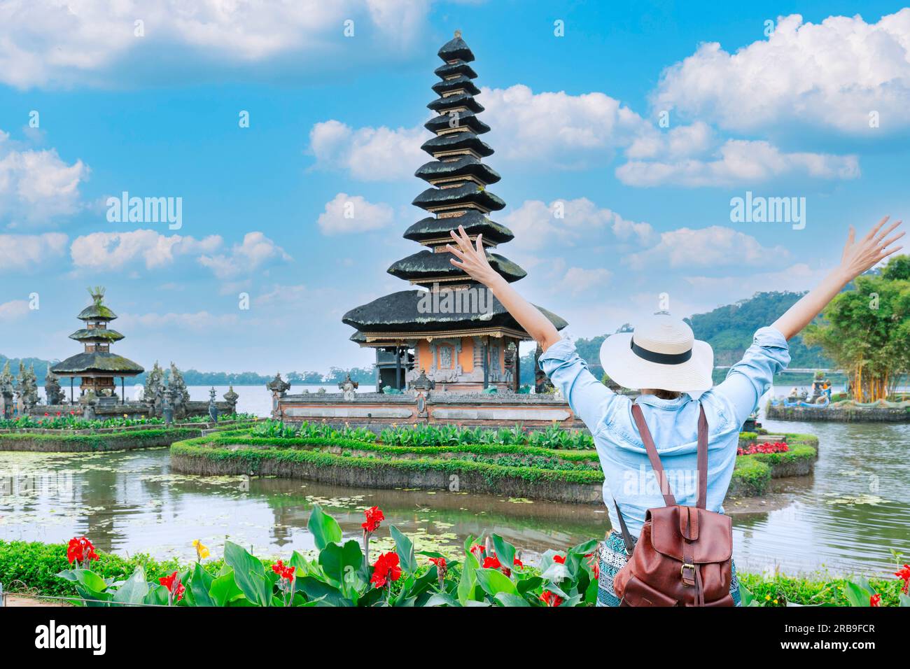 Femme voyageur au temple Pura Ulun Danu Beratan Bedugul sur un lac à Bali, Indonésie Banque D'Images