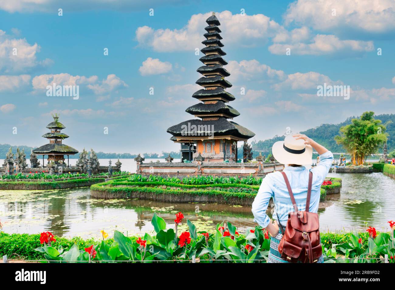 Femme voyageur au temple Pura Ulun Danu Beratan Bedugul sur un lac à Bali, Indonésie Banque D'Images