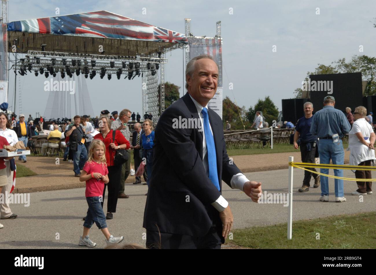 Visite du secrétaire Dirk Kempthorne à Yorktown, en Virginie, pour prononcer le discours liminaire lors de la célébration du 225e anniversaire de la bataille de Yorktown. Parmi les autres dignitaires présents pour les événements commémoratifs se trouvaient les sénateurs de Virginie John Warner et George Allen, anciens États-Unis Secrétaire à l'armée John Marsh, ambassadeur de France aux États-Unis Jean-David Levitte, et la ministre française de la Défense Michelle Alliot-Marie. Banque D'Images