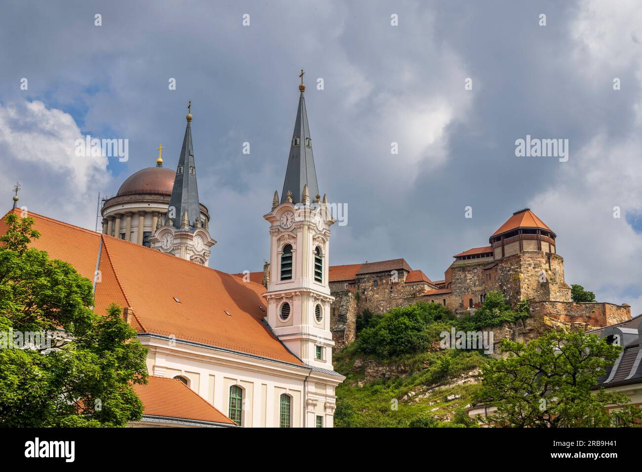 Basilique et château d'Esztergom et église Saint Ignace, Hongrie Banque D'Images