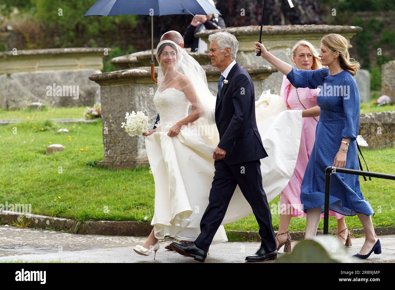 Thea Rogers arrive à l'église St Mary de Brunton, Somerset, avec son père Paul, avant son mariage avec l'ancien chancelier George Osborne. Date de la photo : Samedi 8 juillet 2023. Banque D'Images