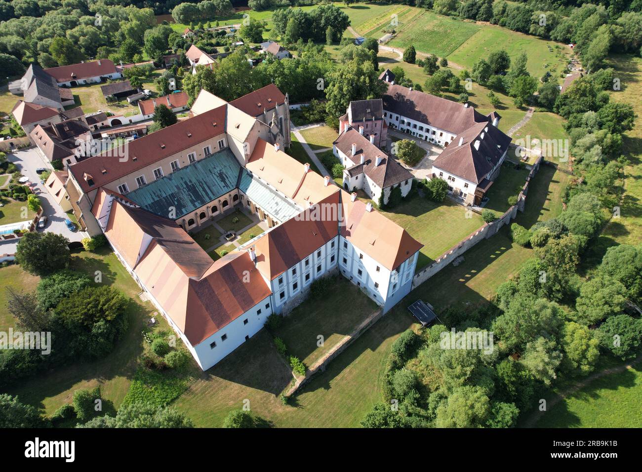 Monastère de Zlata Koruna et vieille ville historique et abbaye, vue panoramique aérienne panoramique panoramique, république tchèque, Bohême du Sud, Europe Banque D'Images