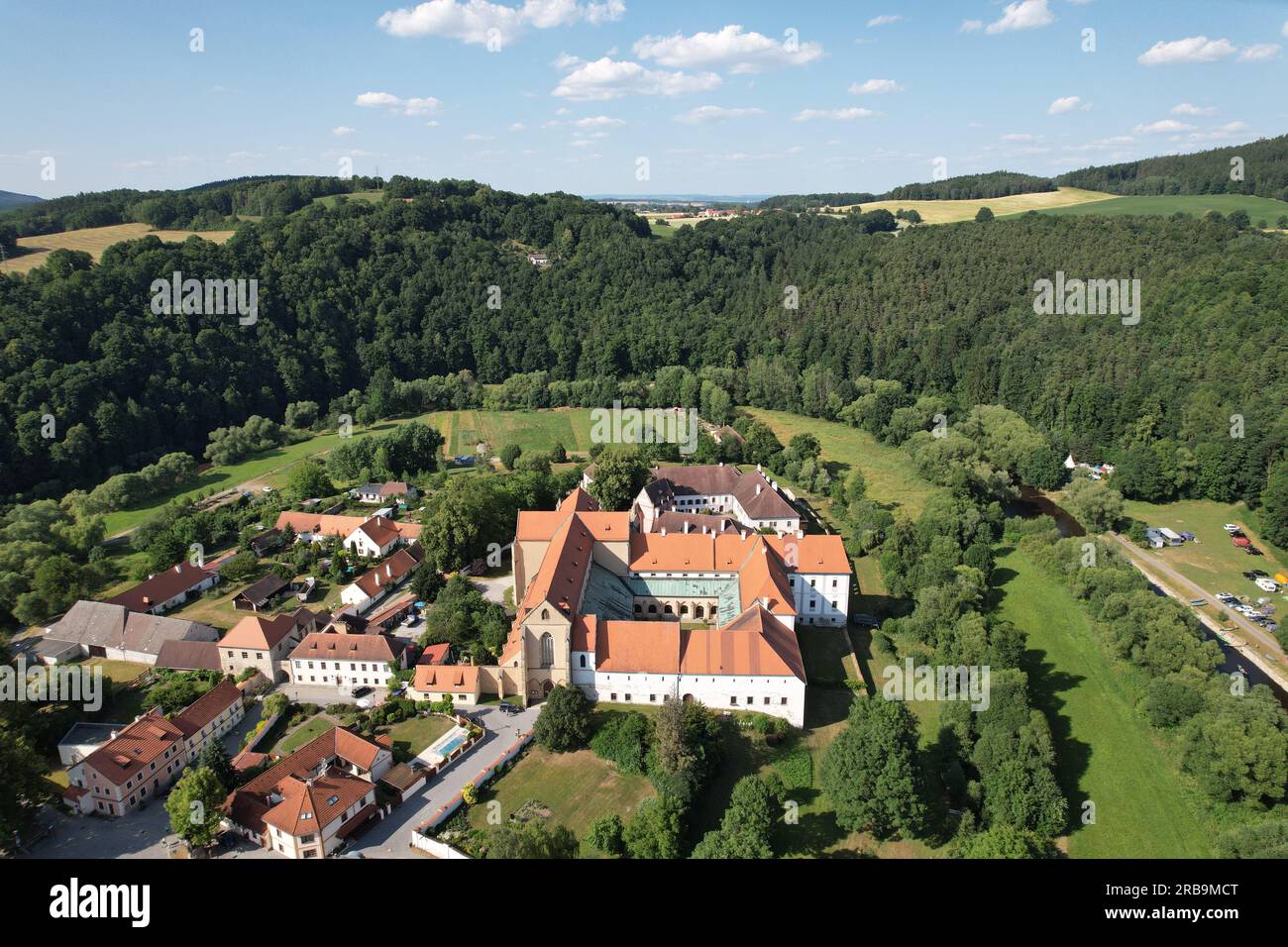 Monastère de Zlata Koruna et vieille ville historique et abbaye, vue panoramique aérienne panoramique panoramique, république tchèque, Bohême du Sud, Europe Banque D'Images