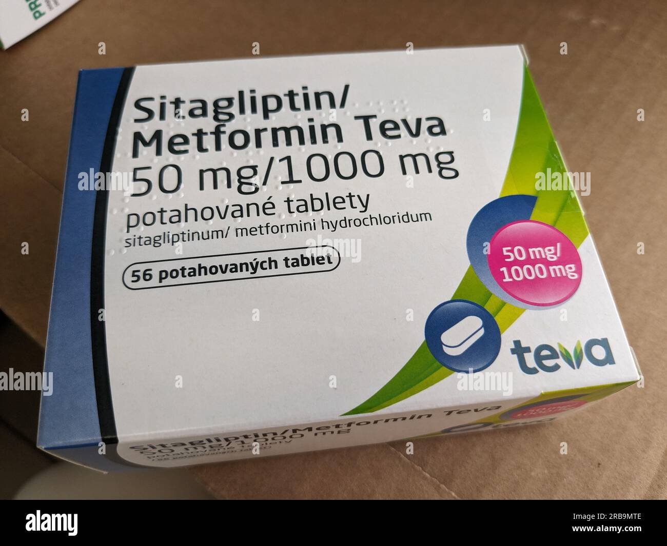 Sitagliptine metformine Teva 50mg100 mg. Médicament de boîte pour le diabète sucré (DM) ou le sucre élevé dans le sang en pharmacie drugstore.Combination de 2 substance active Banque D'Images