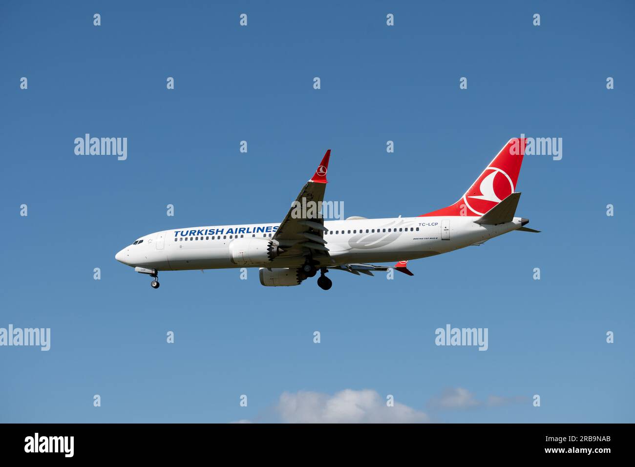 Un Boeing 737-8 MAX de Turkish Airlines atterrissant à l'aéroport de Birmingham, Royaume-Uni (TC-LCP) Banque D'Images