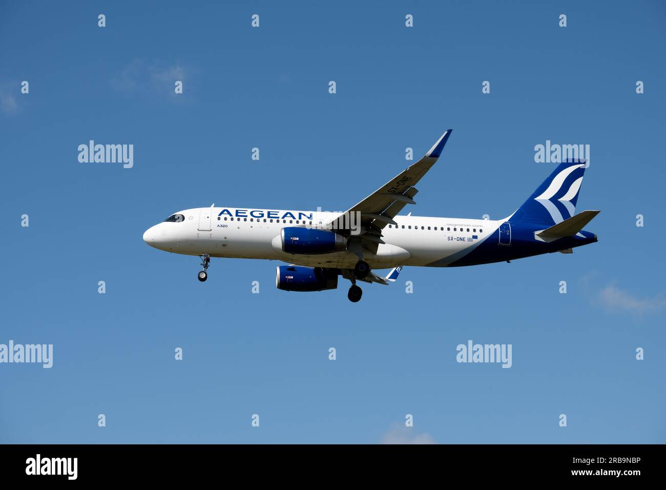 Atterrissage d'Airbus A320-232 Aegean à l'aéroport de Birmingham, Royaume-Uni (SX-DNE) Banque D'Images