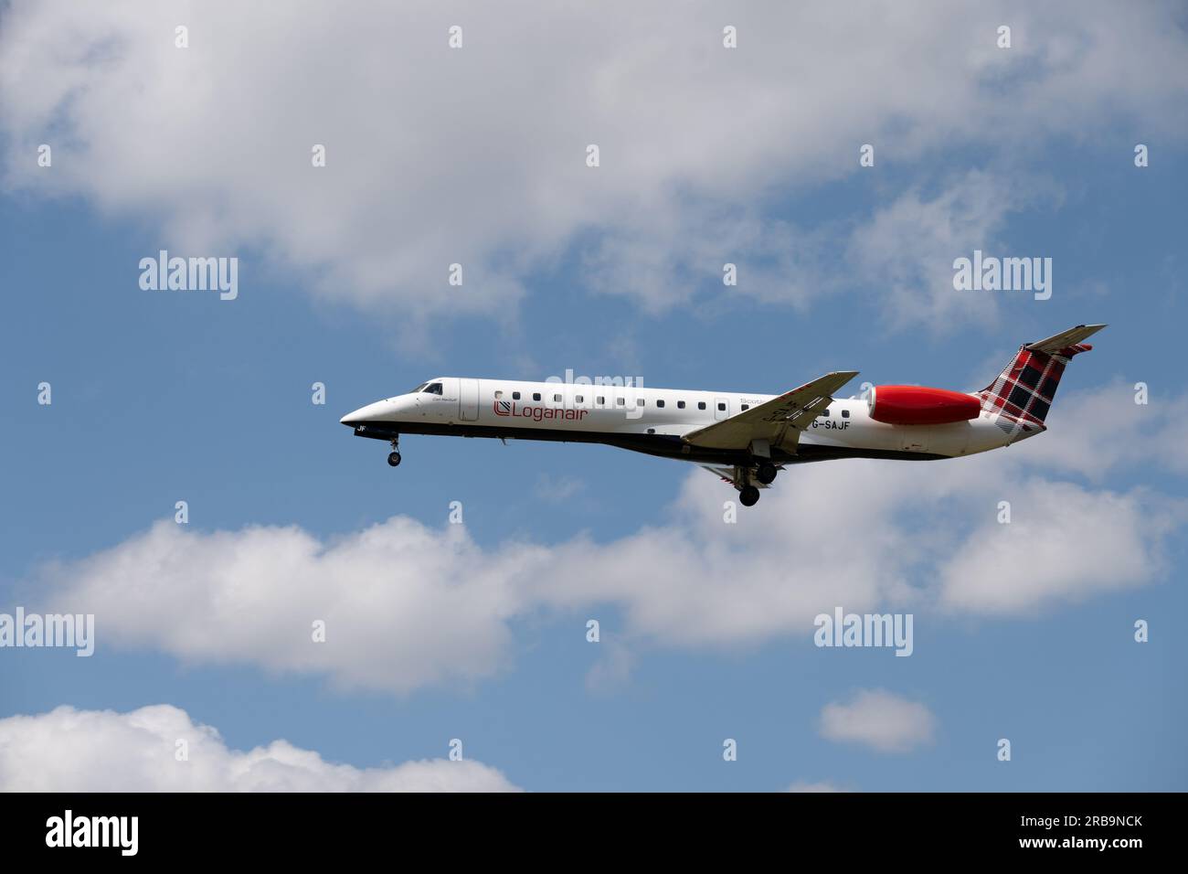 Loganair Embraer ERJ-145EP atterrissage à l'aéroport de Birmingham, Royaume-Uni (G-SAJF) Banque D'Images