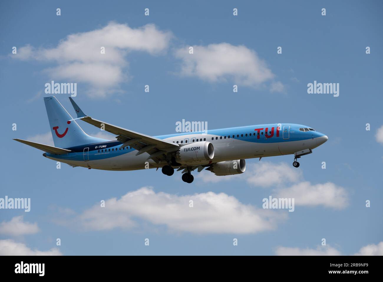 TUI Boeing 737-8 MAX atterrissant à Birmingham Airport, Royaume-Uni (G-TUMG) Banque D'Images