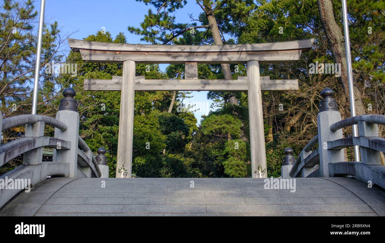 Il y a trois immenses portes torii menant au sanctuaire de Samukawa. Le troisième, San-no-Torii, est situé sur le terrain d'entrée du marais de Samukawa Banque D'Images