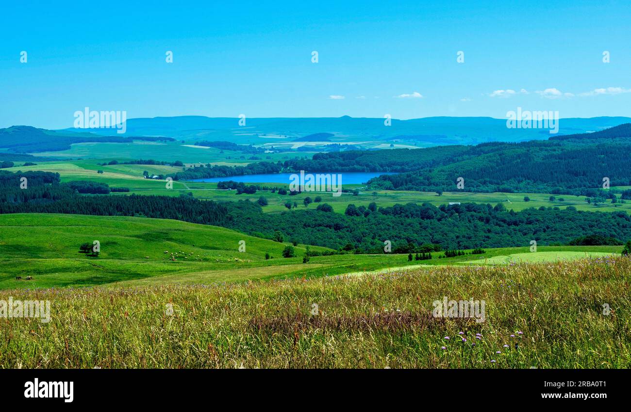 Vue sur le lac Chauvet, Parc Naturel Régional des Volcans d'Auvergne, Puy de Dome, Auvergne-Rhone-Alpes, France Banque D'Images
