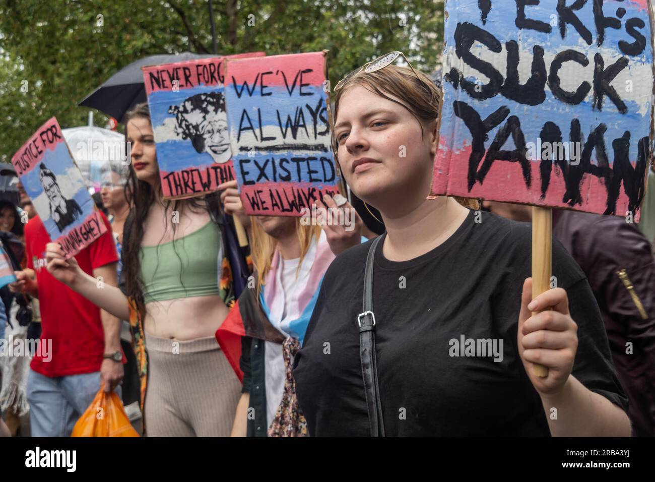 Londres, Royaume-Uni. 8 juillet 2023. Plusieurs milliers de frères et sœurs Trans+ et de membres de divers genres se rencontrent dans un Trafalgar Square humide et marchent vers un rassemblement à Hyde Park Corner dans une journée de joie, de rage et de libération trans, intersexués, non binaires et de non-conformité de genre au mépris des attaques contre leur communauté et leurs vies. La journée « jamais marcher seul » a appelé à la liberté et à l'égalité des transgenres au Royaume-Uni et dans le monde et a honoré la mémoire des personnes tuées pour être trans. Peter Marshall/Alamy Live News Banque D'Images