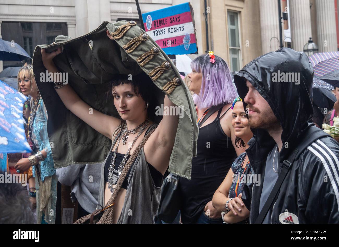 Londres, Royaume-Uni. 8 juillet 2023. Plusieurs milliers de frères et sœurs Trans+ et de membres de divers genres se rencontrent dans un Trafalgar Square humide et marchent vers un rassemblement à Hyde Park Corner dans une journée de joie, de rage et de libération trans, intersexués, non binaires et de non-conformité de genre au mépris des attaques contre leur communauté et leurs vies. La journée « jamais marcher seul » a appelé à la liberté et à l'égalité des transgenres au Royaume-Uni et dans le monde et a honoré la mémoire des personnes tuées pour être trans. Peter Marshall/Alamy Live News Banque D'Images