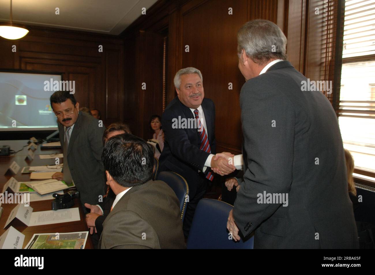 Le secrétaire Dirk Kempthorne, le secrétaire adjoint P. Lynn Scarlett, et d'autres hauts fonctionnaires se réunissent au main Interior avec la délégation guatémaltèque, dirigée par Carlos Fion, chef de cabinet du président du Guatemala, et Salvador Lopez, directeur du ministère de la Culture et des Sports. Le secrétaire s'est joint aux dirigeants guatémaltèques pour signer un protocole d'entente prévoyant un partenariat de dix ans entre les États-Unis et le Guatemala en faveur de la conservation des ressources naturelles et culturelles importantes au Guatemala. Banque D'Images