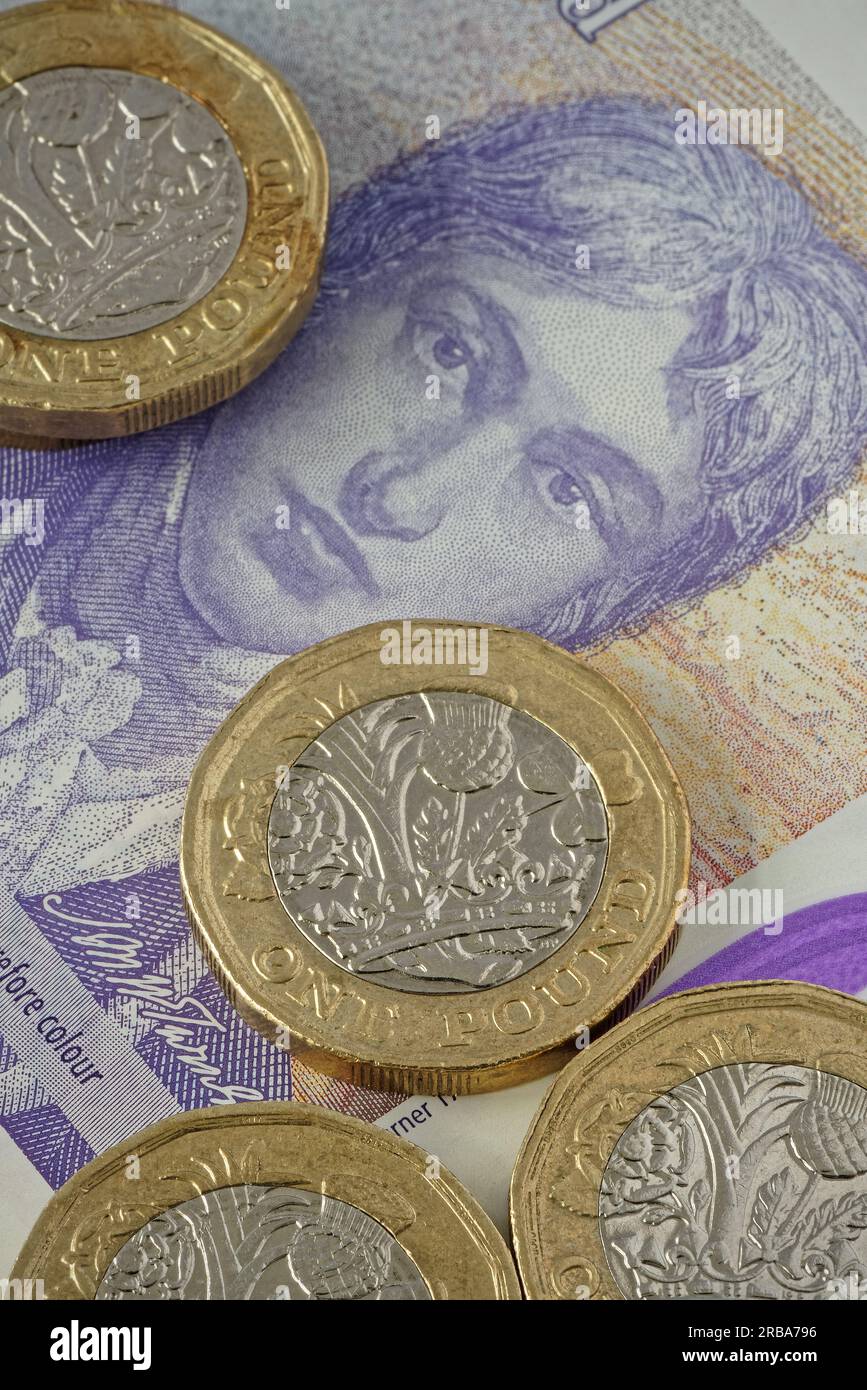Utilisé £1 (une livre sterling) pièces britanniques dans Close Up. Sur une note de £ 20 comme arrière-plan. Banque D'Images