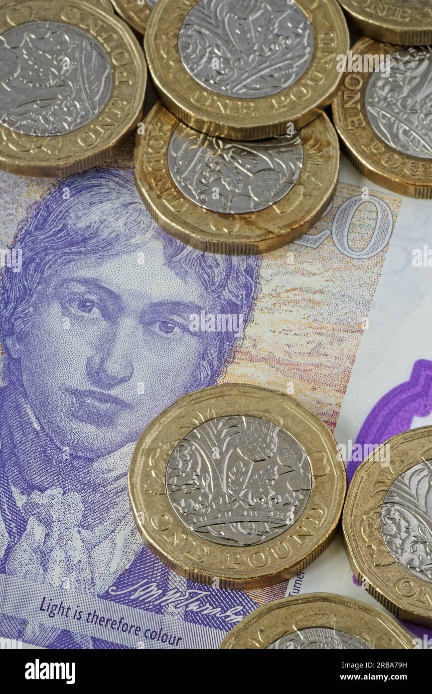 Utilisé £1 (une livre sterling) pièces britanniques dans Close Up. Sur une note de £ 20 comme arrière-plan. Banque D'Images