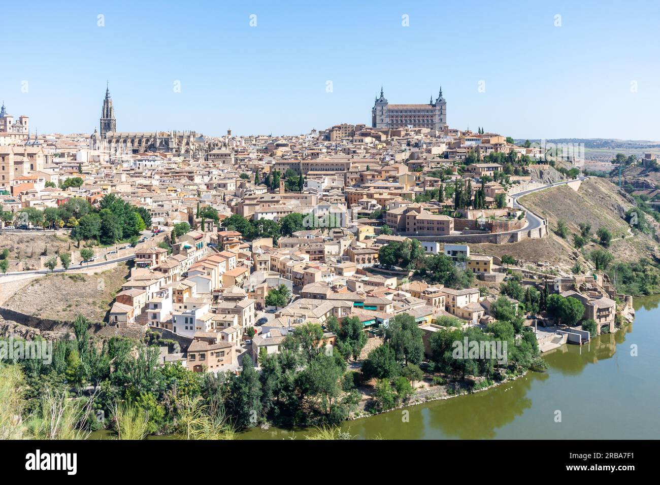 Vue sur la vieille ville sur le Tage, Tolède, Castilla–la Mancha, Royaume d'Espagne Banque D'Images